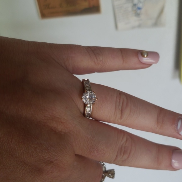 Gorgeous 18kgp ring w CZ Diamond - Picture 5 of 6